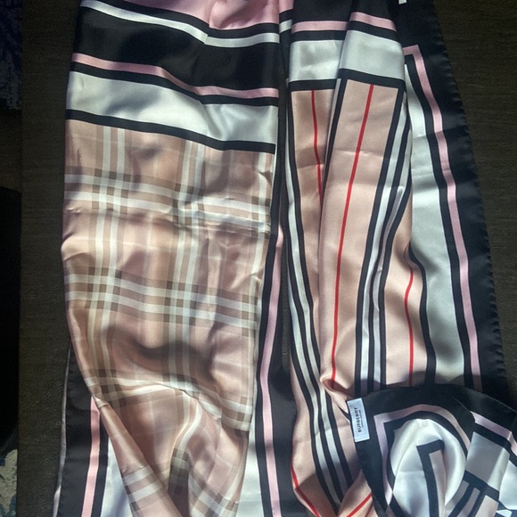 Burberry wide long scarf limited edition - Picture 3 of 8